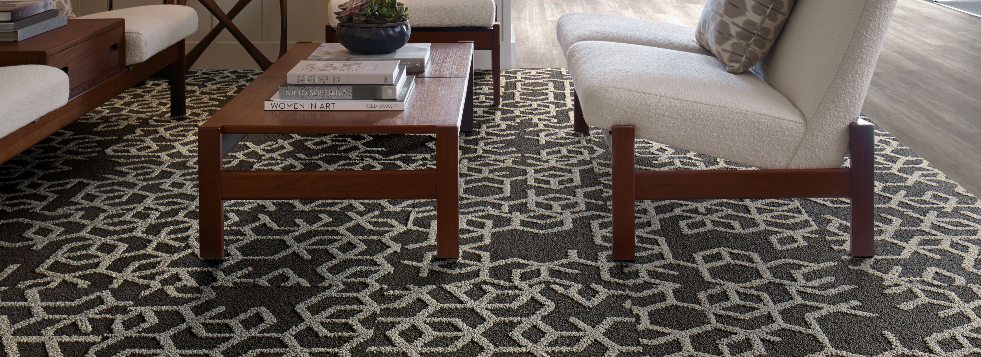 Interface Bee's Knees carpet tile and LVT in seating area imagen número 1